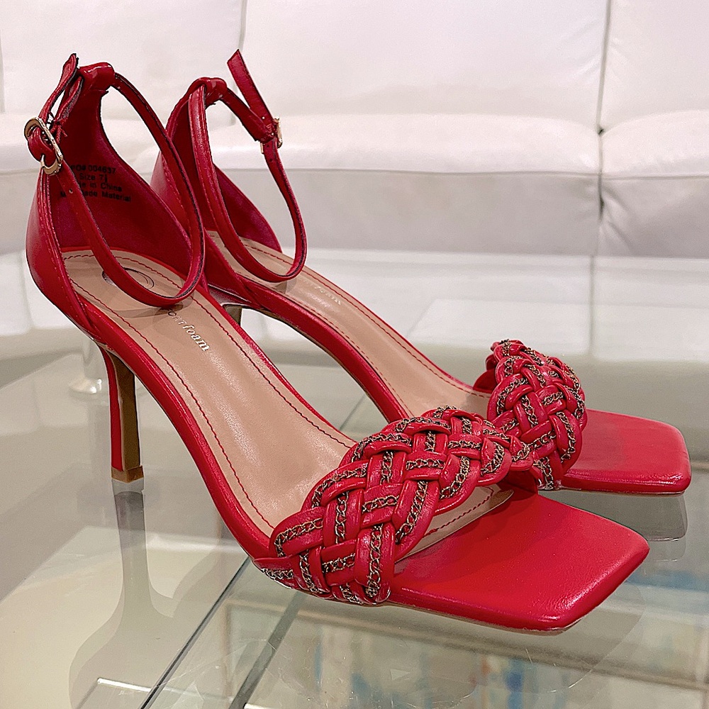 NIB cherry red n gold chain detail toe strap ankle strap kitty stilettos 3” heel